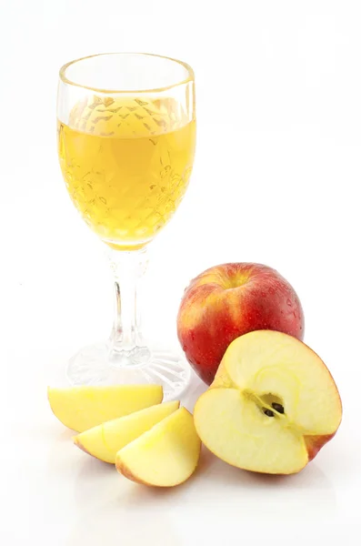Jugo de manzana con rodaja de manzana sobre fondo blanco — Foto de Stock