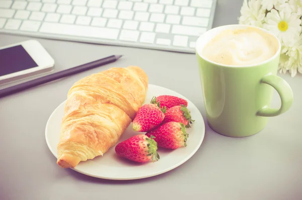 Café da manhã com croissant e morango — Fotografia de Stock