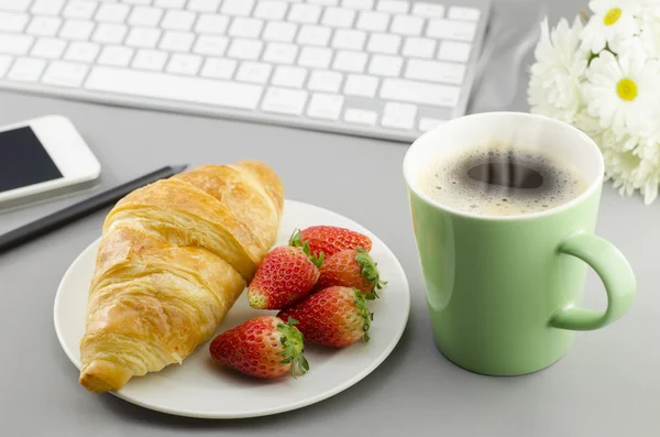 Frukost med croissanter, kaffe och jordgubbar — Stockfoto