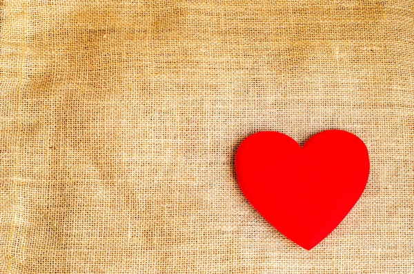 Corazón rojo sobre fondo de textura de saco gunny con retardo grunge — Foto de Stock