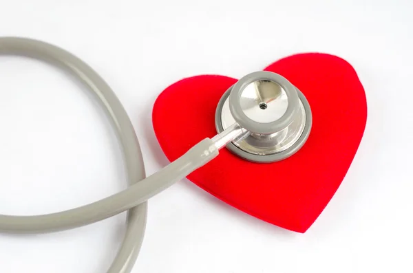 Stetoscop cu inima roșie pe fundal alb - Sănătate con — Fotografie, imagine de stoc