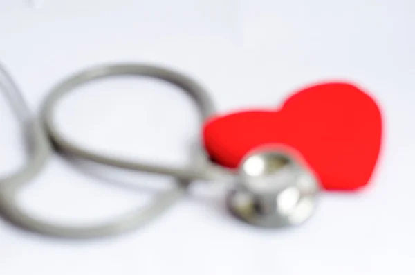 ハートビートは、赤いハート背景 - 健康と聴診器をぼかし — ストック写真