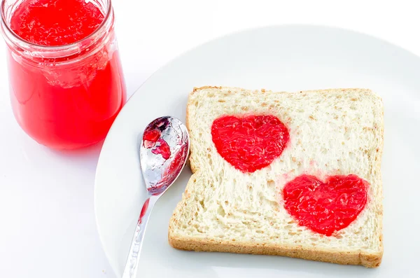 Pan integral con forma de corazón de mermelada de fresa en pl blanco — Foto de Stock