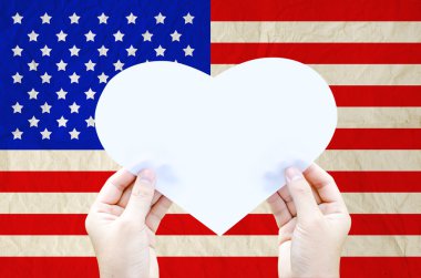 Elini tut beyaz kalp kağıt Amerika Birleşik Devletleri bayrağı - ben