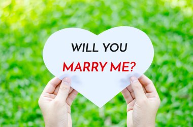 Will ile beyaz kalp kağıt tutan el bl üzerinde metin evlen benimle