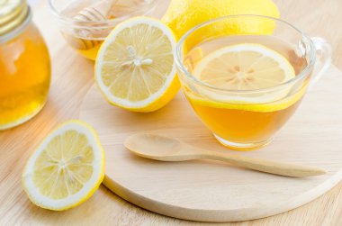 Ahşap masa bal limon çayı