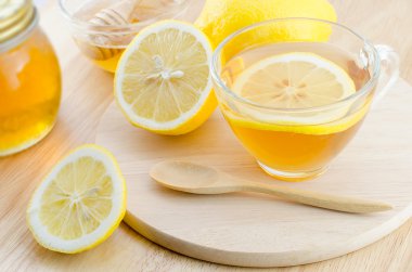 Ahşap masa bal limon çayı