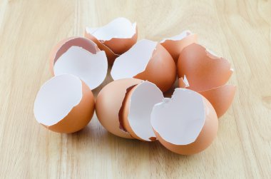 Ahşap masa üzerinde yumurta kabuğu