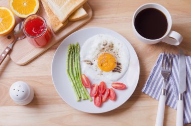 Sahanda yumurta, tost ve w üzerinde çilek reçeli ile sağlıklı kahvaltı