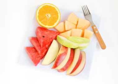 Taze meyve tabağı elma, kavun, karpuz, portakal ve guava w
