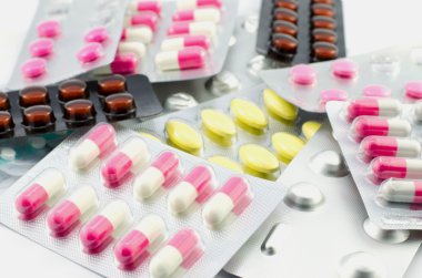 Kapsül ve beyaz arka plan üzerinde Paketli hapları