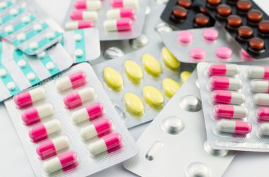 Kapsül ve beyaz arka plan üzerinde Paketli hapları