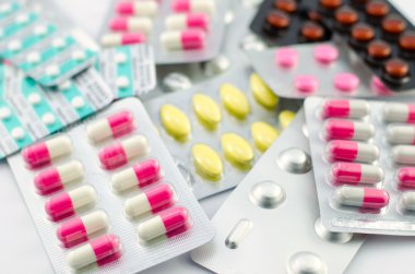 Kapsül ve beyaz arka plan üzerinde Paketli hapları