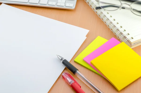 ペンで白紙の紙とコンピューターの机の上の色メモ紙 — ストック写真