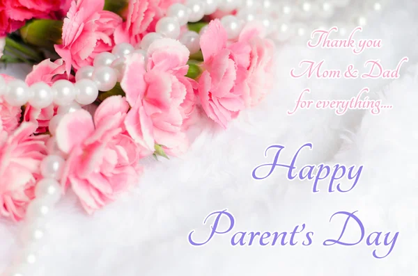与快乐的父母一天文本的粉色香石竹花背景 — 图库照片