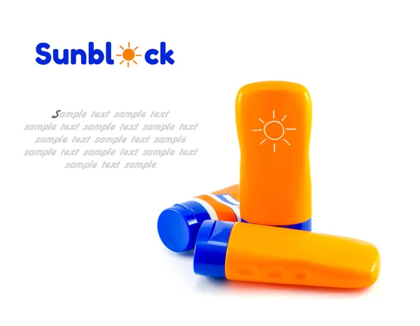 Sommaren koncept: Beach artiklar - flaskor med solskydd lotion — Stockfoto