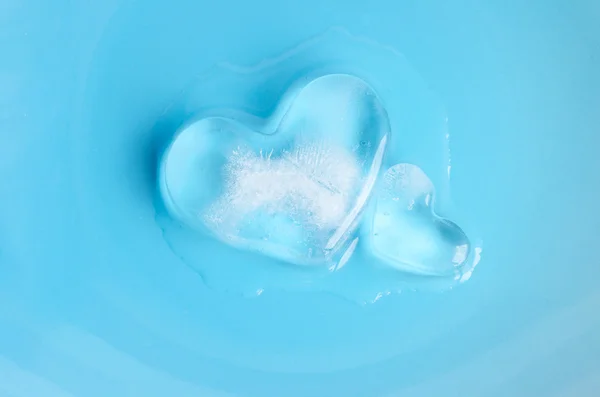 Dos corazones de hielo sobre fondo azul — Foto de Stock