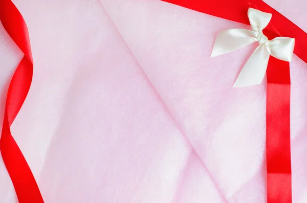 リボンおよび弓とバラ色のピンクの紙のテクスチャ背景 — ストック写真