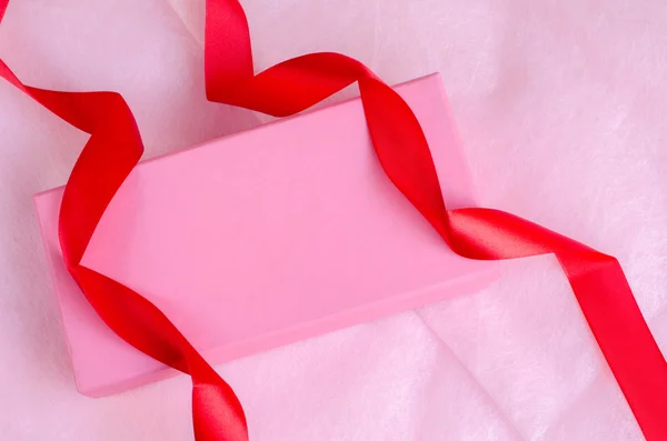 Caja de regalo rosa con cinta sobre fondo rosa — Foto de Stock