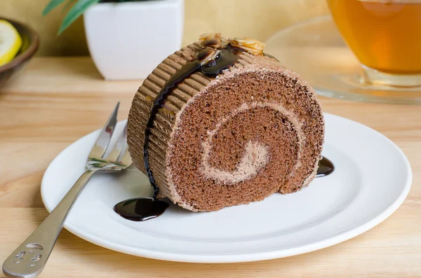 Ciasto czekoladowe rolki z sosem karmelowym i czekolada — Zdjęcie stockowe