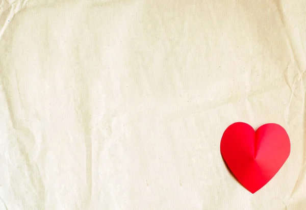 Forma del corazón sobre fondo de papel viejo — Foto de Stock