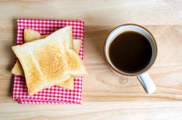 Kawę oraz tosty na drewnianym stole — Zdjęcie stockowe