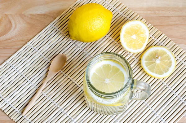 Soda con limón en frasco sobre mesa de madera — Foto de Stock