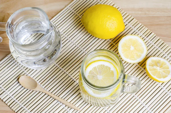 Soda con limón en frasco sobre mesa de madera — Foto de Stock