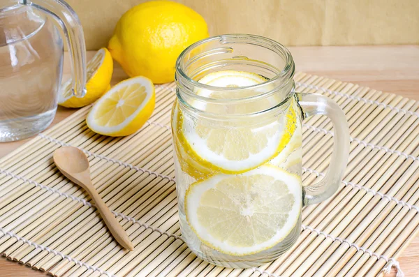 Soda con limón en frasco sobre mesa de madera — Foto de Stock