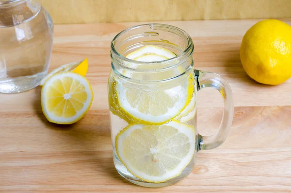 Soda au citron en pot sur table en bois — Photo