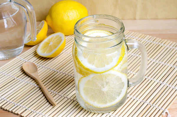 Soda con limón en frasco sobre mesa de madera —  Fotos de Stock