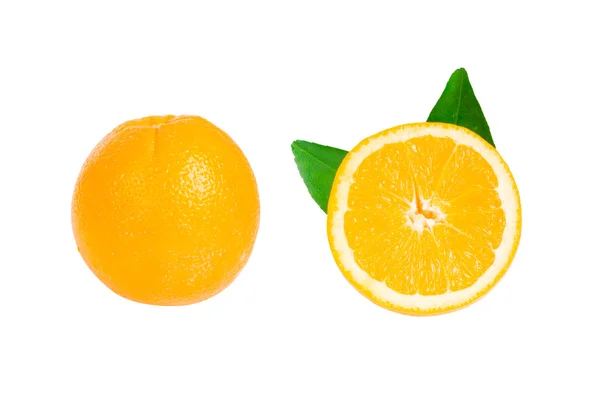 Fatia de laranja e laranja isolar no branco com Clipping Path — Fotografia de Stock