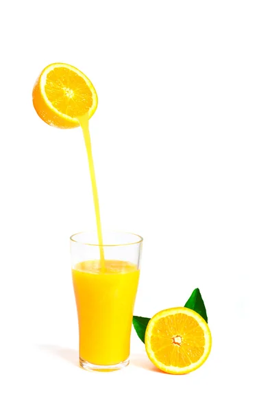 Zumo de naranja vertiendo en el vaso con rebanada de naranja y hoja, isol —  Fotos de Stock