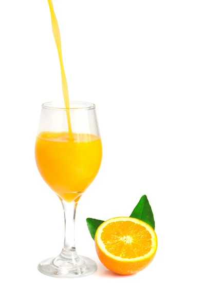 Jus d'orange gieten in glas met oranje slice en blad, isol — Stockfoto