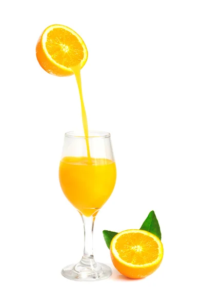 Jus d'orange verser dans le verre avec une tranche d'orange et de feuille, isol — Photo