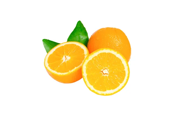 Couper l'orange et l'orange isoler sur blanc avec le chemin de travail — Photo