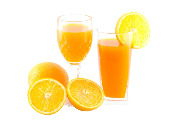 Апельсиновый сок и ломтик изолированы на белом с рабочей дорожкой — стоковое фото