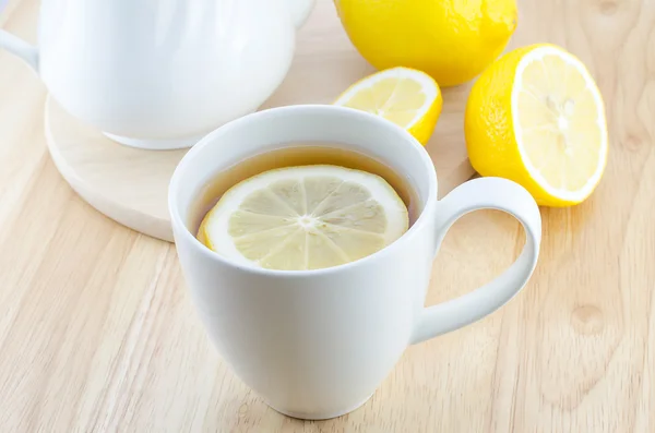 Чашка лимонного чая на деревянном столе — стоковое фото