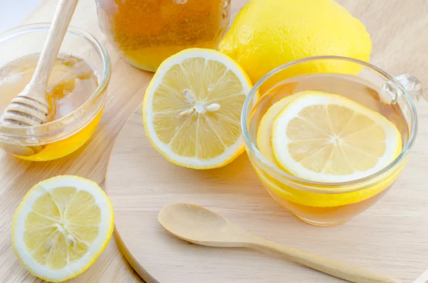 Miel té de limón sobre mesa de madera — Foto de Stock