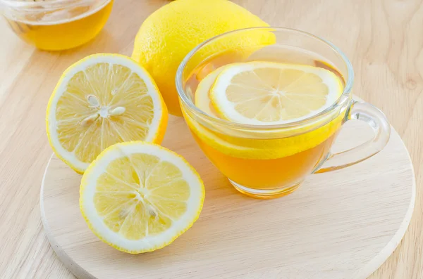 Miel té de limón sobre mesa de madera — Foto de Stock