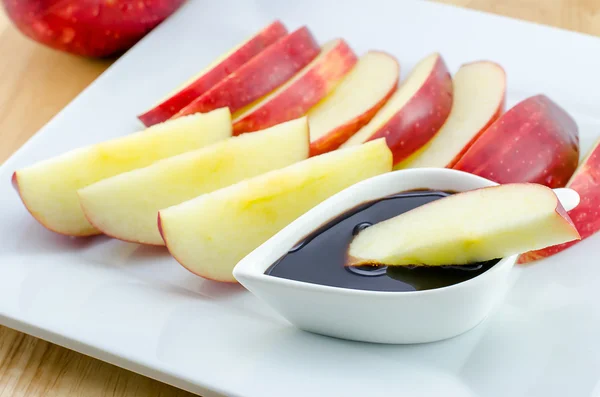 Manzanas con chocolate sobre mesa de madera — Foto de Stock