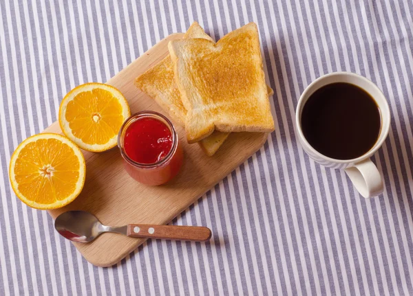 Colazione con caffè, toast e marmellata di fragole — Foto Stock