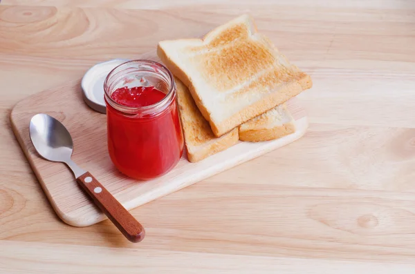 Πρωινό με τοστ και μαρμελάδα φράουλα σε ξύλινο τραπέζι — Φωτογραφία Αρχείου