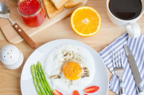 Sahanda yumurta, tost ve w üzerinde çilek reçeli ile sağlıklı kahvaltı — Stok fotoğraf