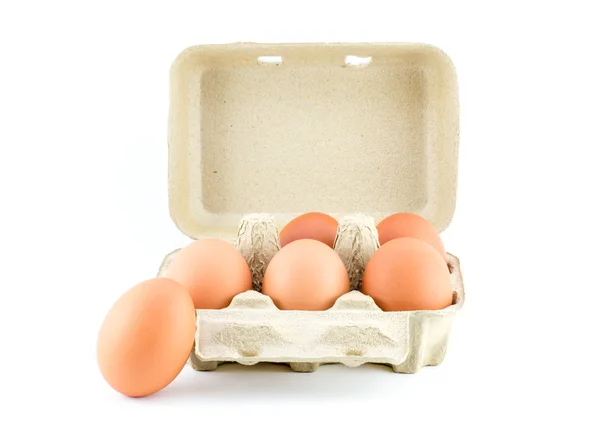 Huevos en Cartón aislados en blanco con ruta de recorte — Foto de Stock