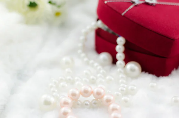 Collar de perlas y pulsera con joyero rojo —  Fotos de Stock