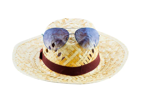 Yaz kavramı - hasır şapka ve güneş gözlüğü izole üzerinde beyaz backg — Stok fotoğraf