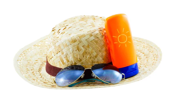 Sombrero con gafas de sol y loción corporal aislada sobre fondo blanco — Foto de Stock