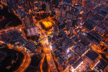Çok kalabalık Hong Kong adası sokaklarının çarpıcı hava manzarası.