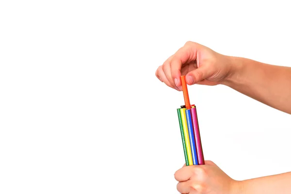 Цветные карандаши и рука — стоковое фото